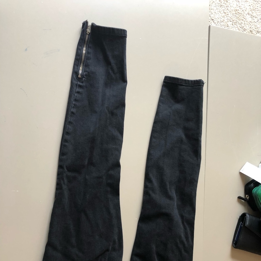 Mid rise skinny jeans. Zipped ankles!